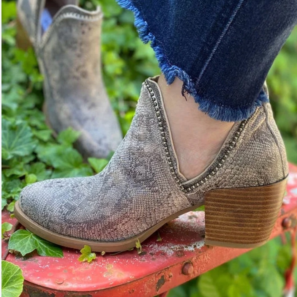 Very G Women’s Cream Snake Print Bead Trim Stacked Heel V-Cut Booties Sz 6.5 New - Picture 11 of 11